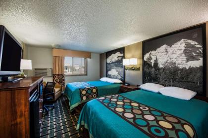 Super 8 by Wyndham Pueblo - image 11