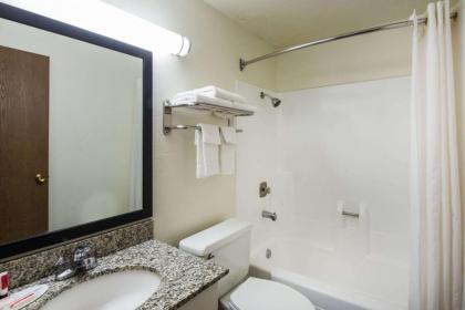 Super 8 by Wyndham Pueblo - image 2