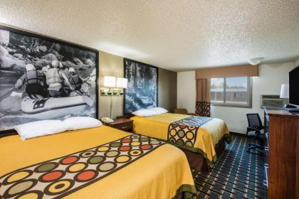 Super 8 by Wyndham Pueblo - image 3