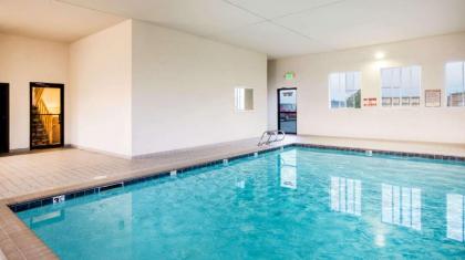 Super 8 by Wyndham Pueblo - image 4