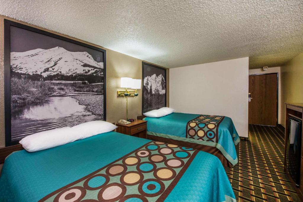 Super 8 by Wyndham Pueblo - image 7