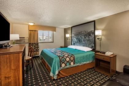 Super 8 by Wyndham Pueblo - image 8