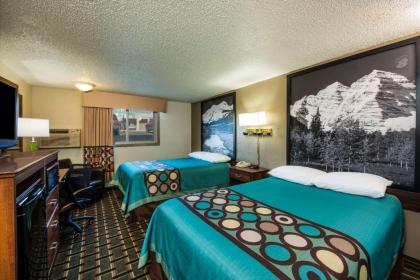 Super 8 by Wyndham Pueblo - image 9