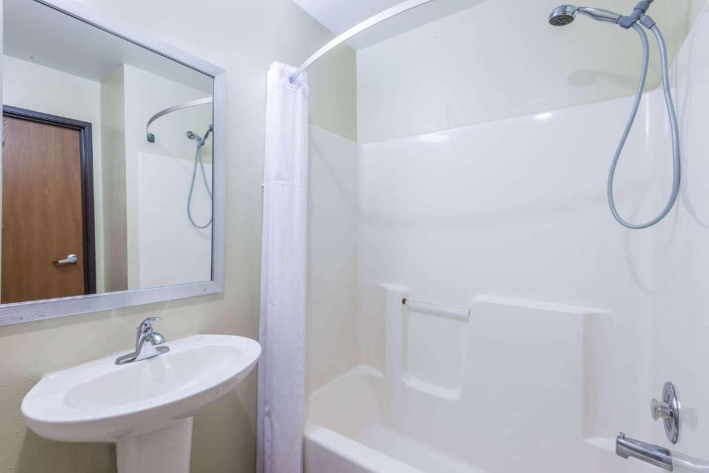 Days Inn by Wyndham Pueblo - image 7