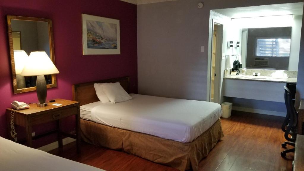 Santa Fe Inn - Pueblo - image 2