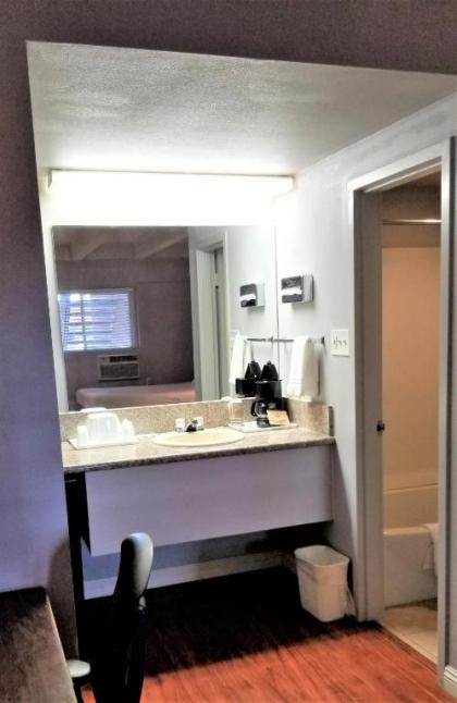 Santa Fe Inn - Pueblo - image 4