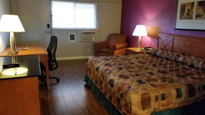 Santa Fe Inn - Pueblo - image 6