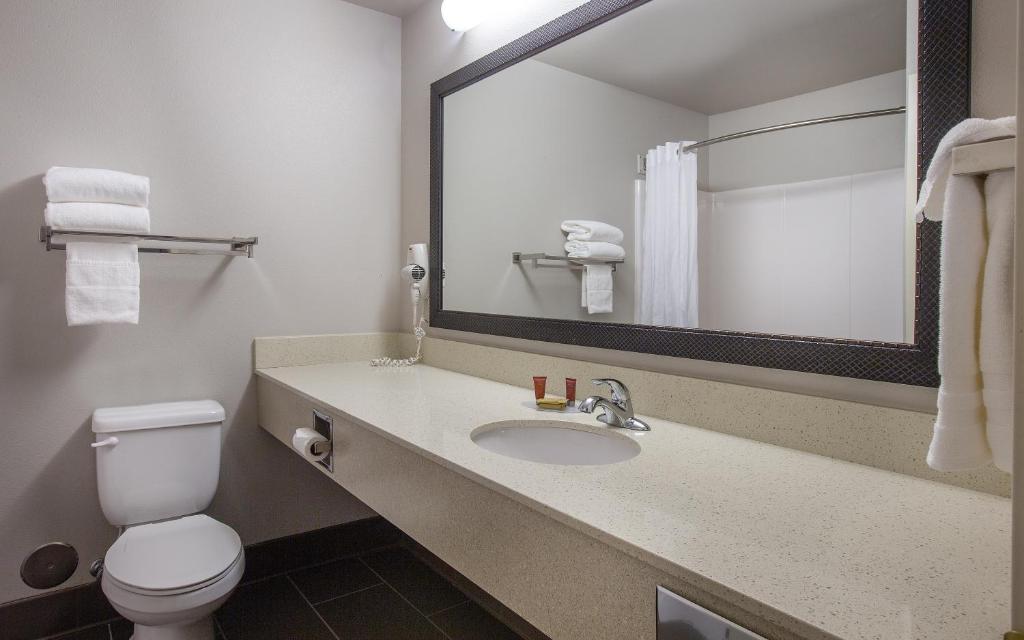 Coast Hilltop Inn - image 3