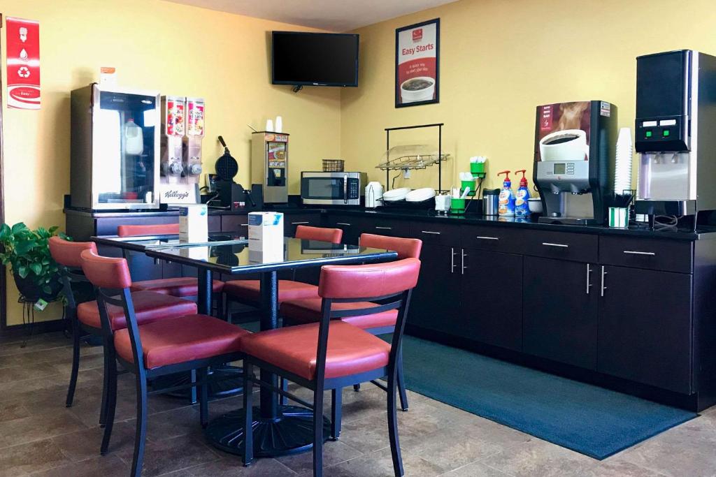 Econo Lodge Purcell - image 3
