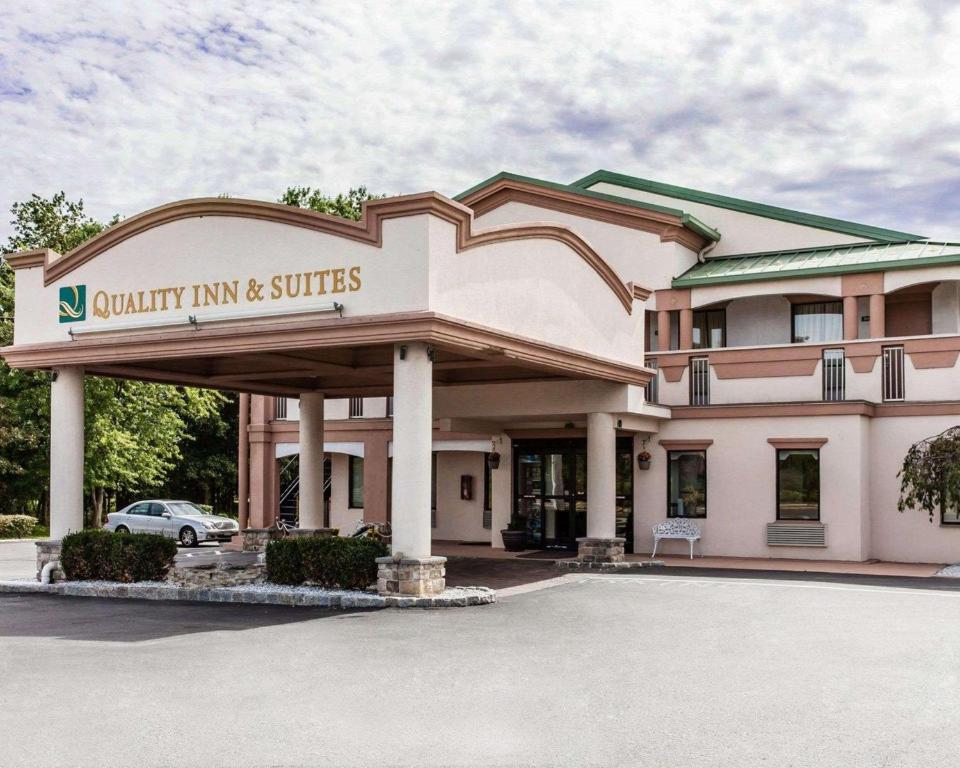 Quality Inn & Suites Quakertown-Allentown - image 3