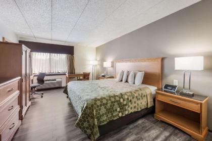 Econo Lodge - image 10