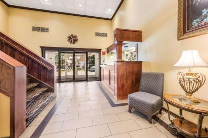Econo Lodge - image 11