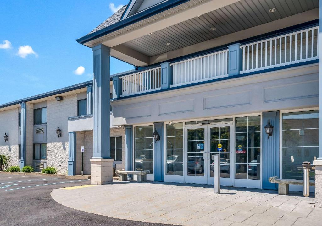 Econo Lodge - image 5