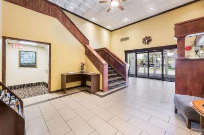 Econo Lodge - image 8