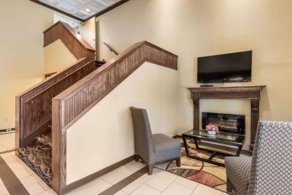 Econo Lodge - image 9