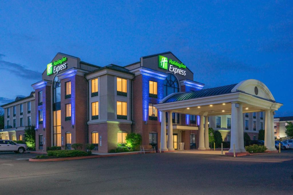 Holiday Inn Express and Suites - Quakertown an IHG Hotel - main image