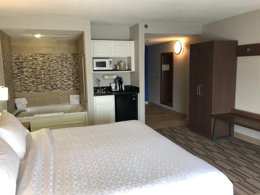 Holiday Inn Express and Suites - Quakertown an IHG Hotel - image 3