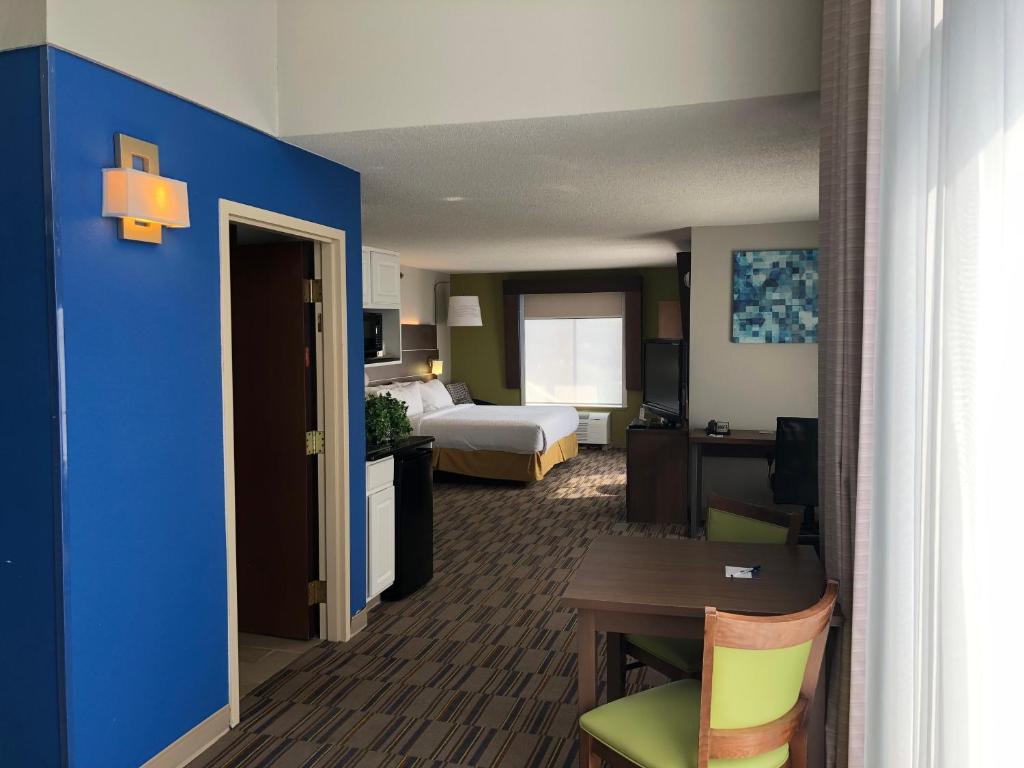 Holiday Inn Express and Suites - Quakertown an IHG Hotel - image 5