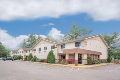 Super 8 by Wyndham Queensbury Glens Falls - image 1