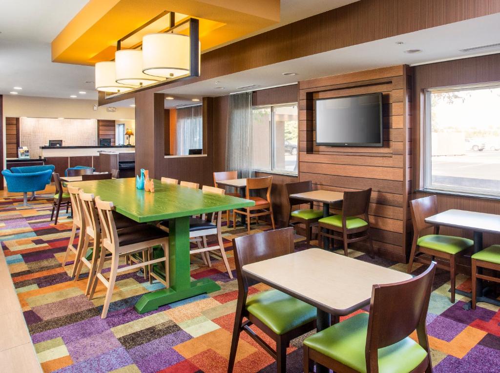 Fairfield Inn & Suites by Marriott Quincy - image 6