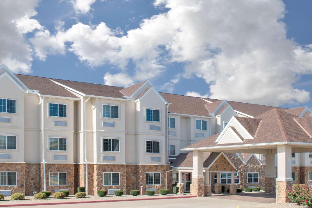 Microtel Inn & Suites By Wyndham Quincy - main image