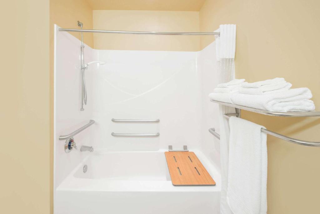 Microtel Inn & Suites By Wyndham Quincy - image 5