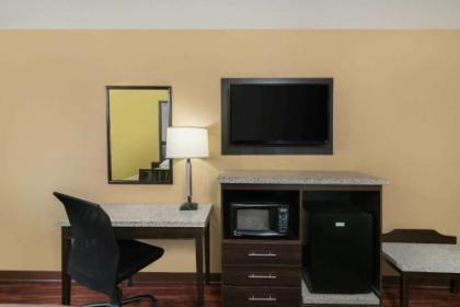 Super 8 by Wyndham Raleigh North East - image 1