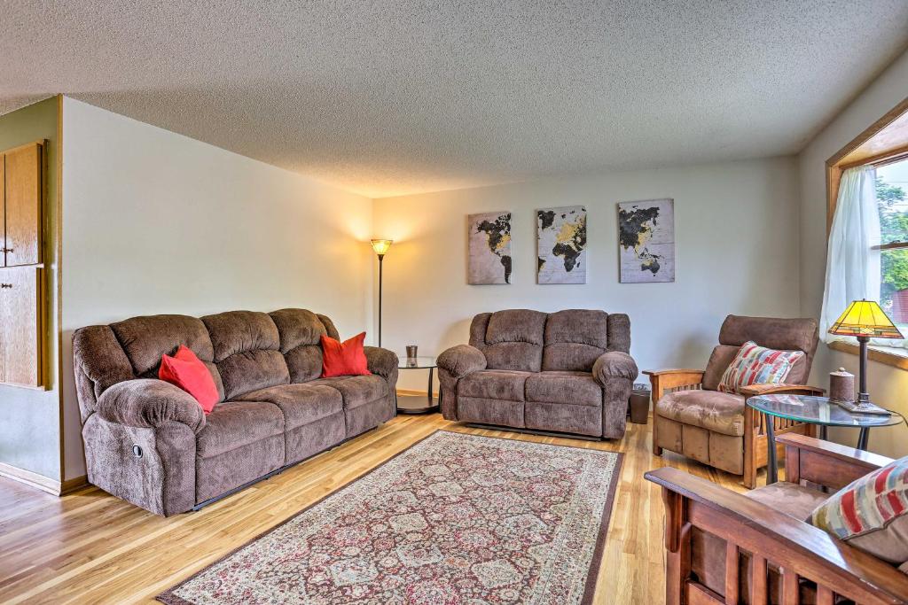 Neighborhood Home Walk to Canyon Lake Park! - main image