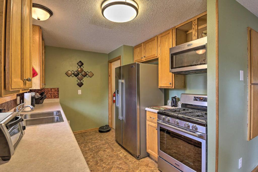 Neighborhood Home Walk to Canyon Lake Park! - image 2