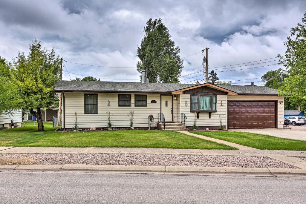 Neighborhood Home Walk to Canyon Lake Park! - image 3