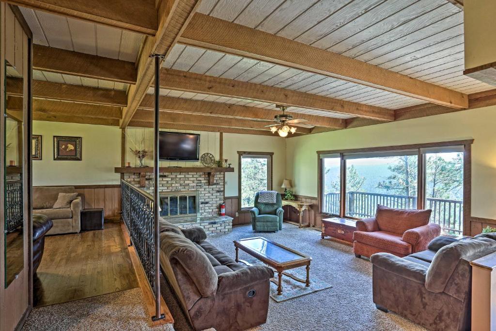 Rustic Black Hills Retreat with Expansive Views - image 3
