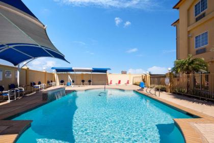 La Quinta Inn Suites by Wyndham Raymondville Harlingen - image 9