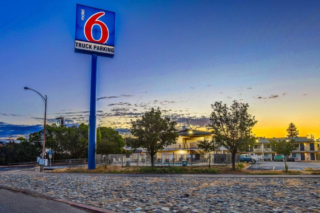 Motel 6-Red Bluff CA - main image