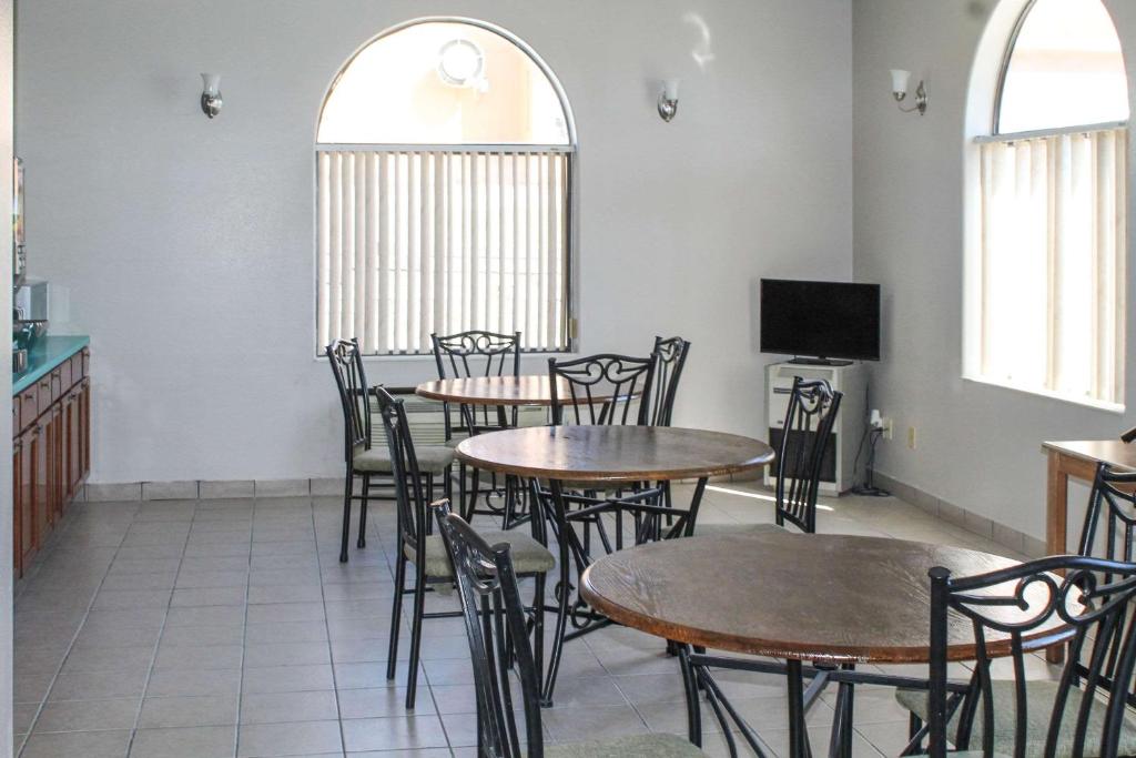 Rodeway Inn - image 7
