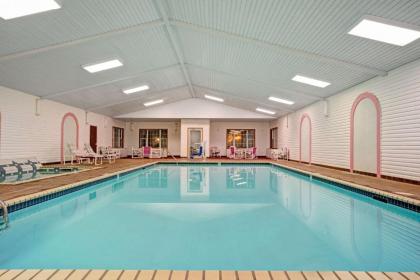 Days Inn by Wyndham Red Wing - image 3