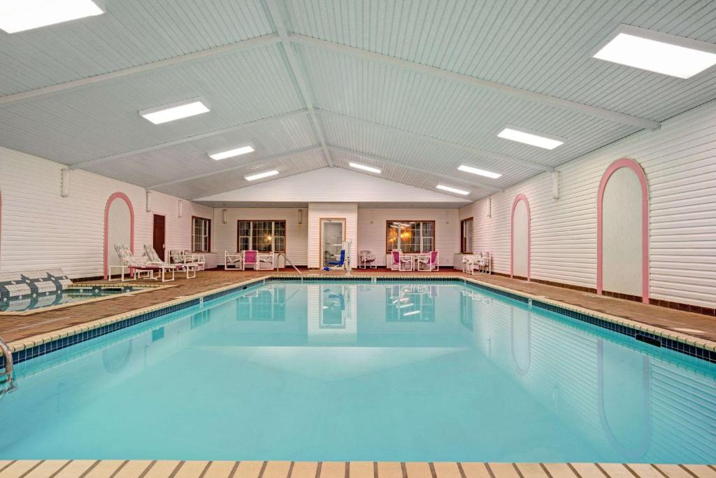 Days Inn by Wyndham Red Wing - image 3