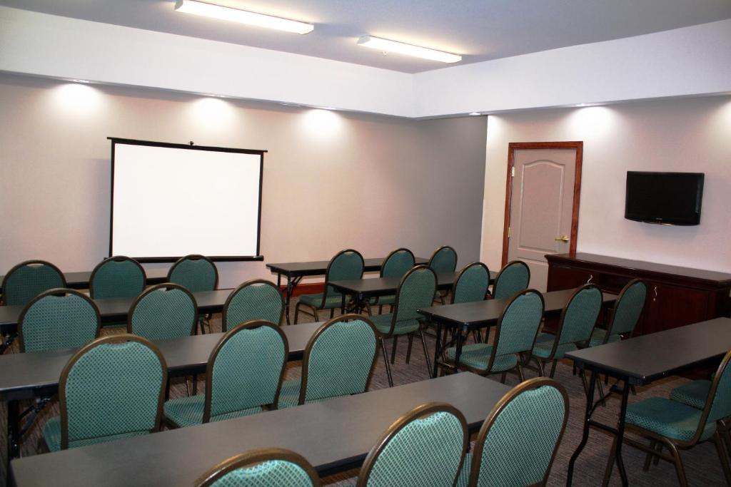 Country Inn & Suites by Radisson Red Wing MN - image 3