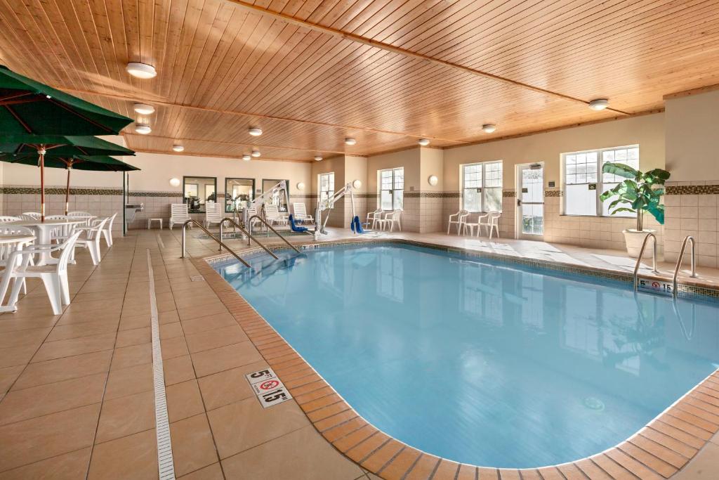 Country Inn & Suites by Radisson Red Wing MN - image 6