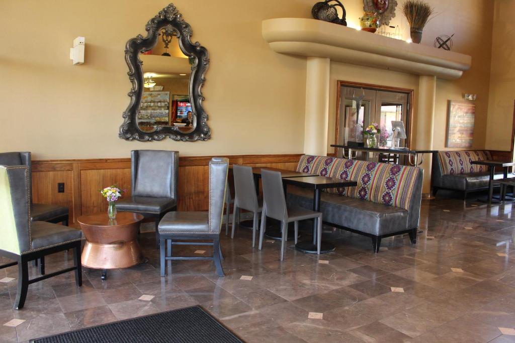 Oxford Suites Redding - image 3