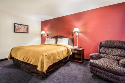 Econo Lodge - image 11