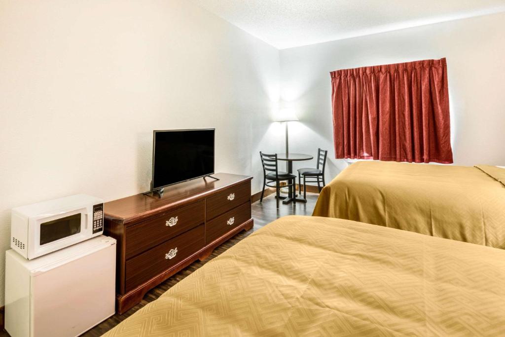 Econo Lodge - image 6