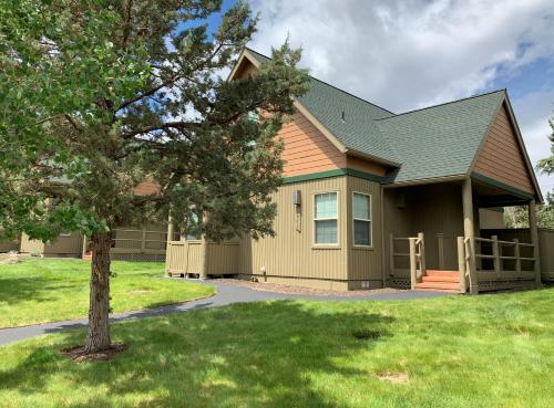 The Lodge Style Chalet W/ Hot Tub on Golf Course - main image