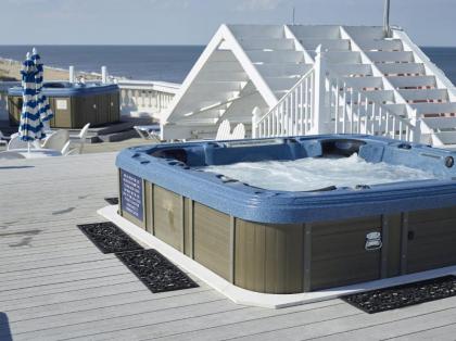Boardwalk Plaza Hotel - image 12
