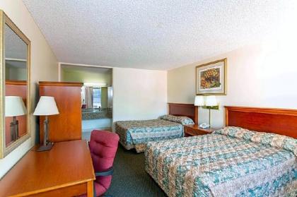 Super 8 by Wyndham Meadow Wood Courtyard