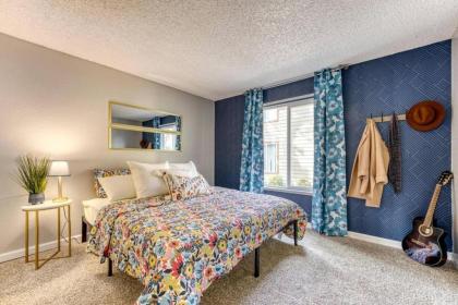 Vibrant 1br with California king Bed and Fast Wifi for Traveling Workers Linemen Contractors - image 10
