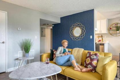 Vibrant 1br with California king Bed and Fast Wifi for Traveling Workers Linemen Contractors - image 11