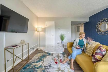 Vibrant 1br with California king Bed and Fast Wifi for Traveling Workers Linemen Contractors - image 12