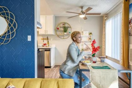 Vibrant 1br with California king Bed and Fast Wifi for Traveling Workers Linemen Contractors - image 13