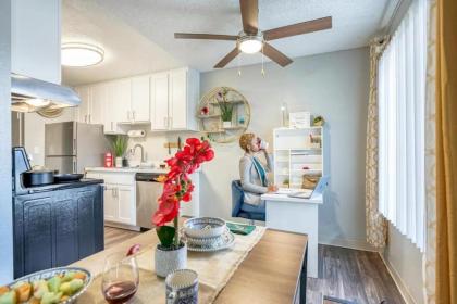 Vibrant 1br with California king Bed and Fast Wifi for Traveling Workers Linemen Contractors - image 14