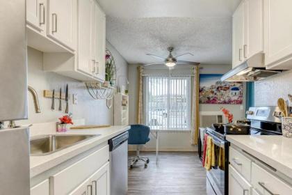 Vibrant 1br with California king Bed and Fast Wifi for Traveling Workers Linemen Contractors - image 16